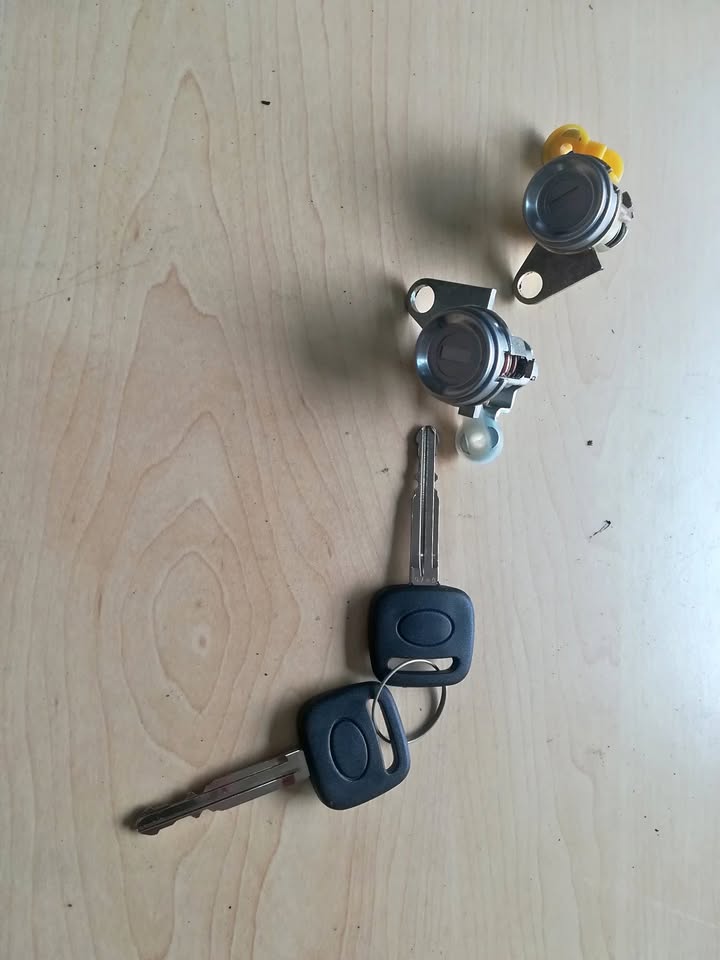 TOYOTA AE100 DOOR LOCK AND KEYS - Private Seller TOYOTA AE100 DOOR LOCK AND KEYS - Private Seller