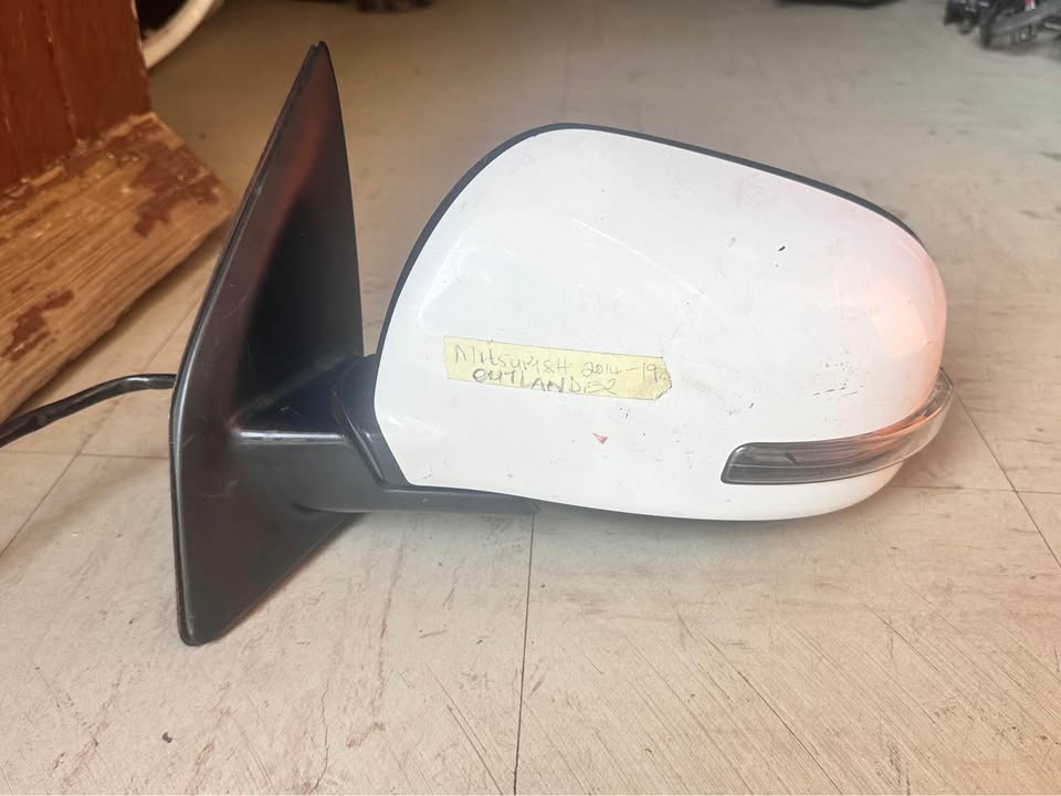 Mitsubishi outlander left side mirror 2014-2020 - Private Seller Mitsubishi outlander left side mirror 2014-2020 - Private Seller