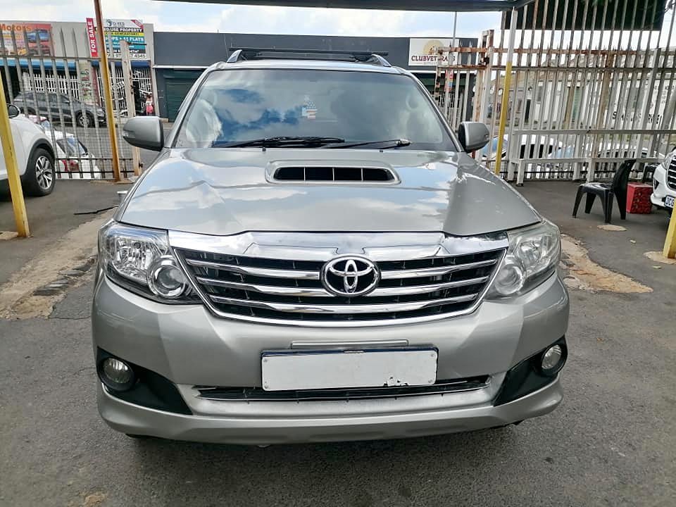 2014 Toyota Fortuner 3.0 D4D 4×2 seven seater Automatic with a leather seat