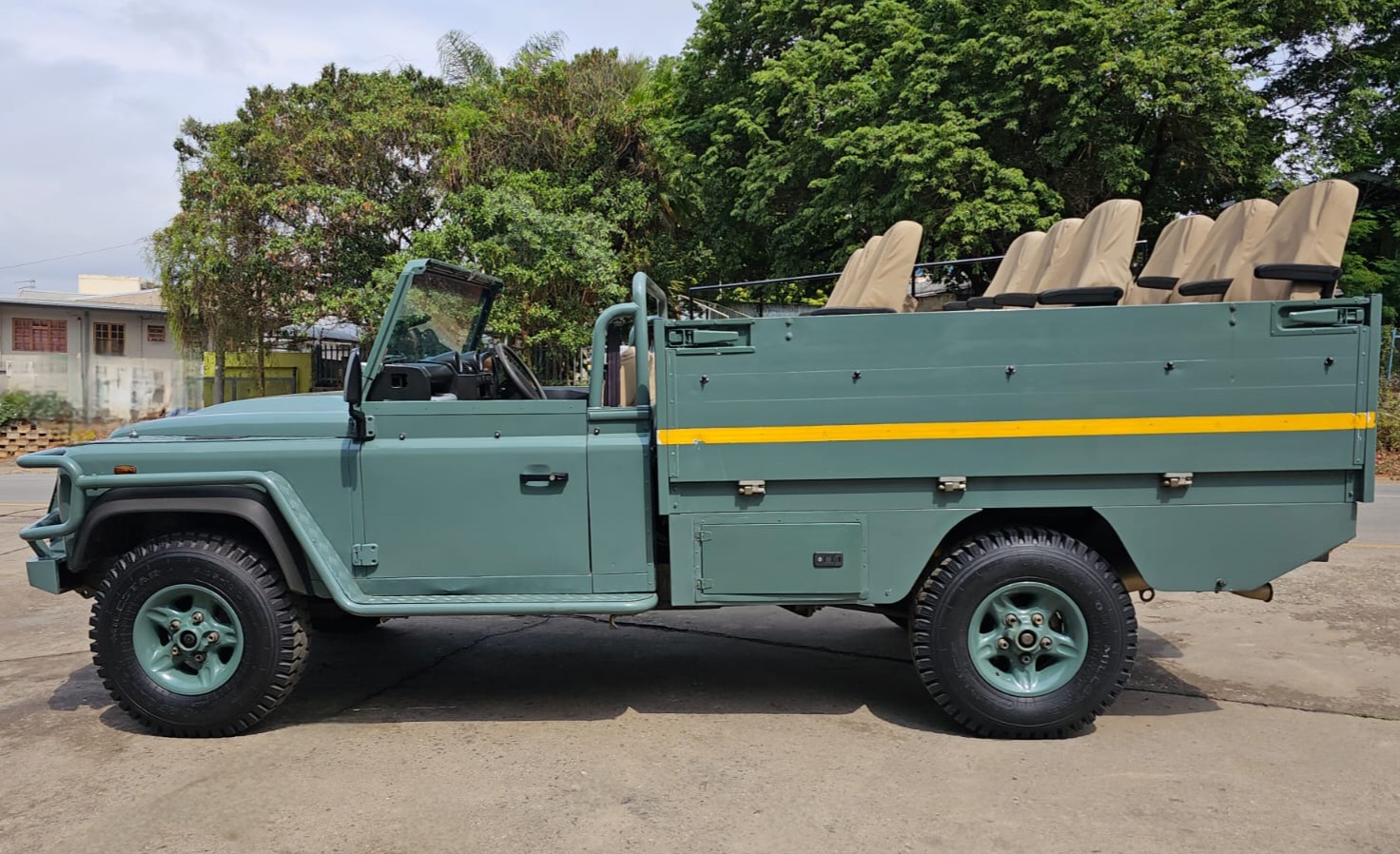 Land Rover Defender 130 - Safari Game Viewer 2.4 TD PUMA