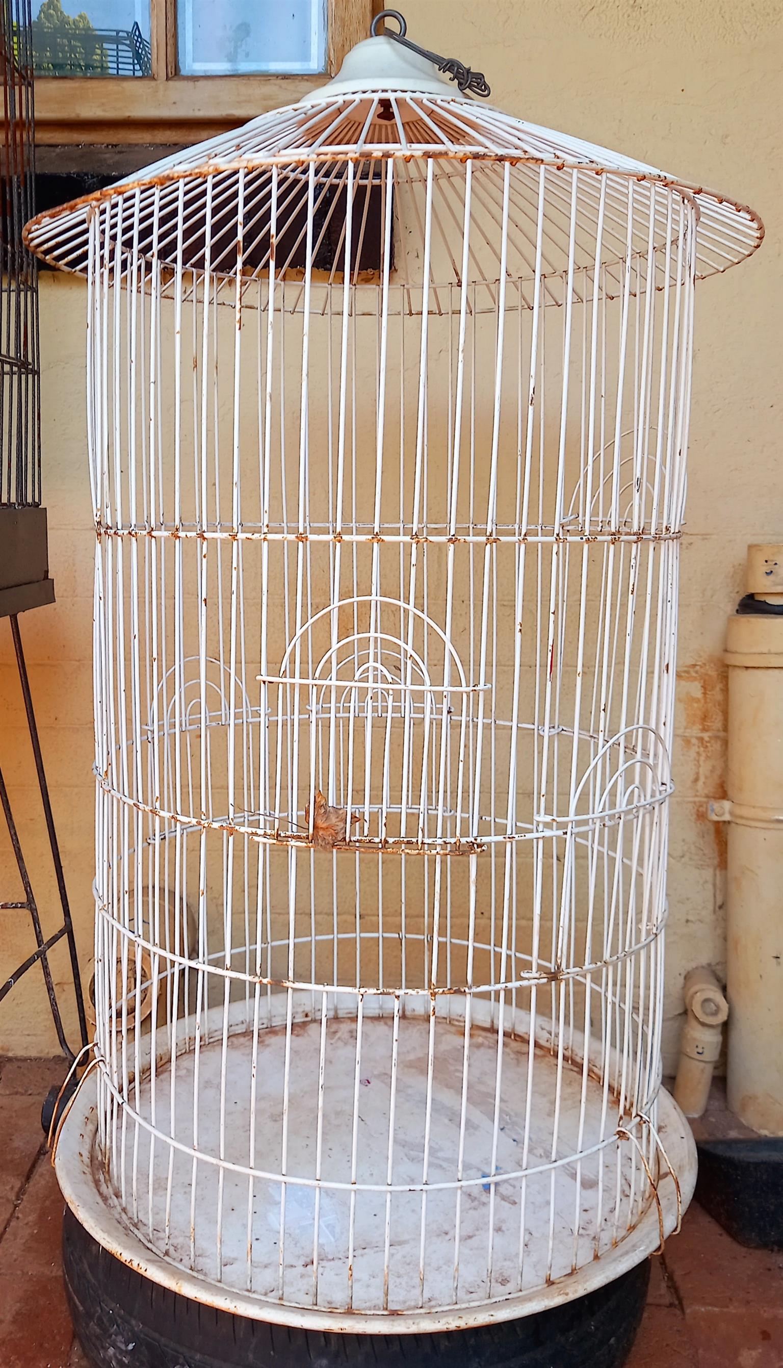 Bird cage,Medium round white steel. Ransburg, perfect condition, lots of other 