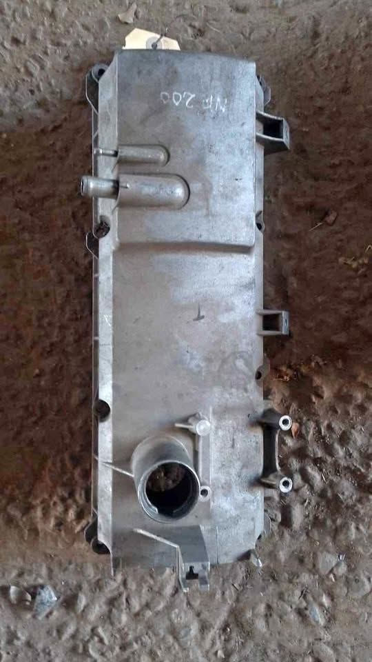 Nissan np200 tappet cover Nissan np200 tappet cover