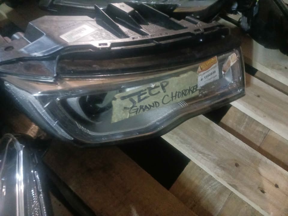 JEEP GRAND CHEROKEE HEADLIGHT - Private Seller