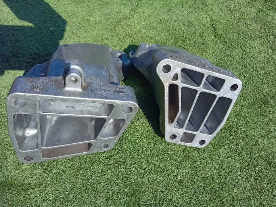 MERCEDES BENZ OM642 3.0 DIESEL ENGINE MOUNTING BRACKET L/R FOR SALE W164/ SPRINTER /W204 /W212/ VITO