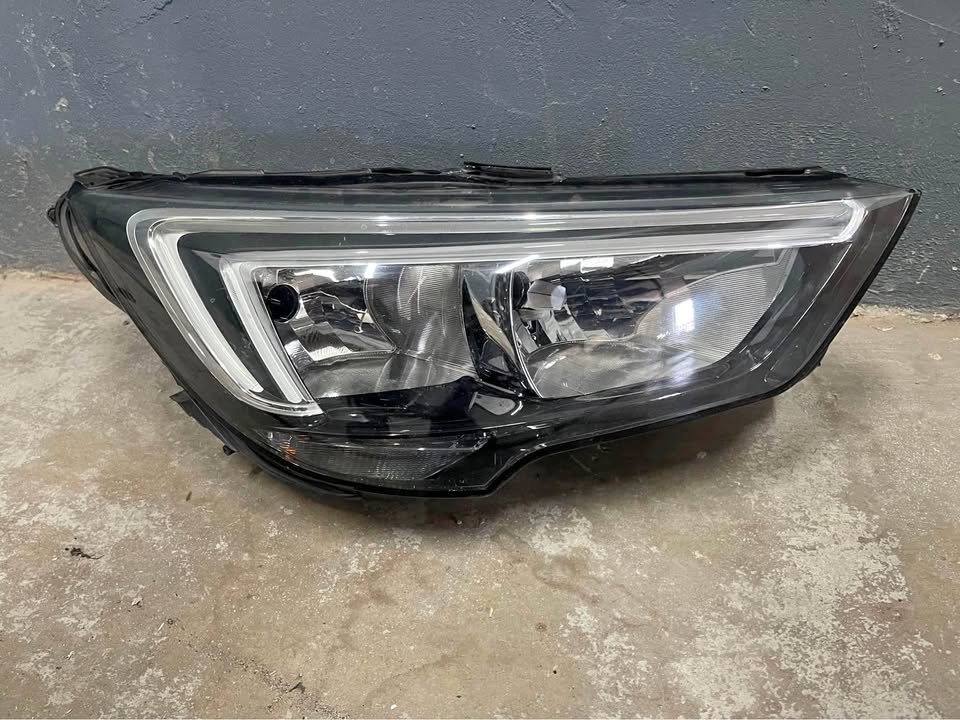 Used OPEL Crossland X headlight for sale in Gauteng | Auto Mart