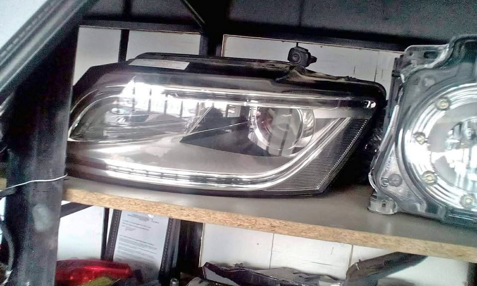 Audi Q5:headlights - Private Seller Audi Q5:headlights - Private Seller