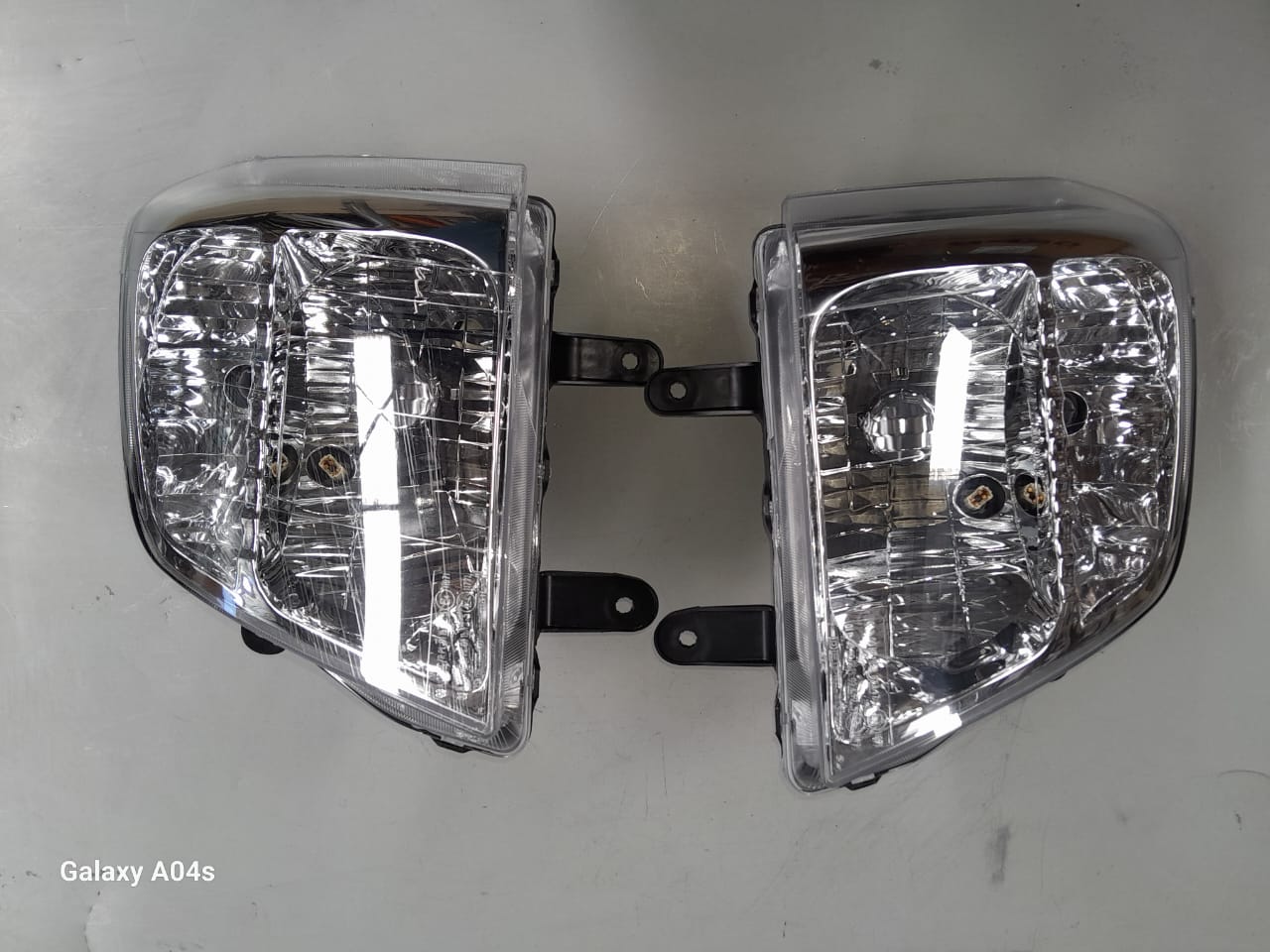 ISUZU KB250 BOTH FRONT HEADLIGHT 2010 MODEL FOR SALE - Private Seller