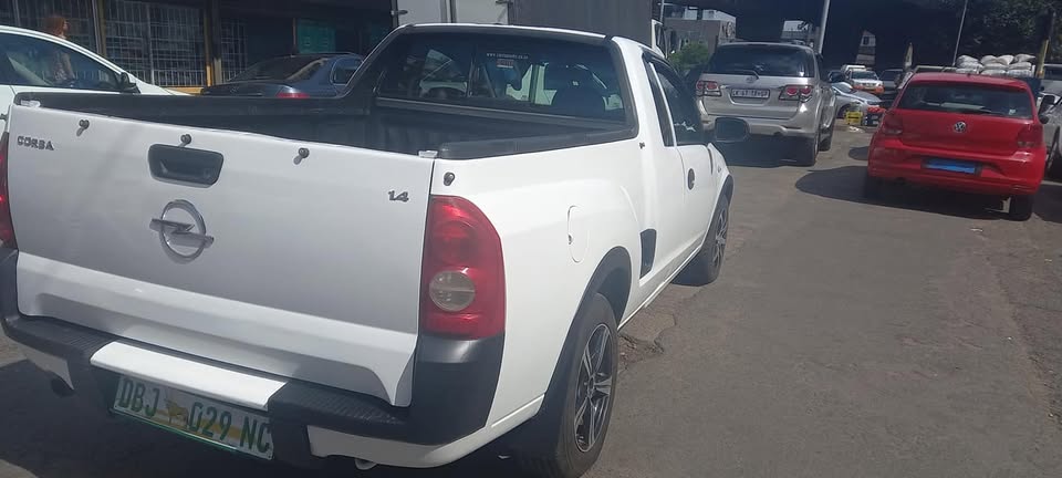 2009 CHEVROLET CORSA BAKKIE 1.4 PETROL, MANUAL TRANSMISSION, WHITE COLOUR, 82000KM