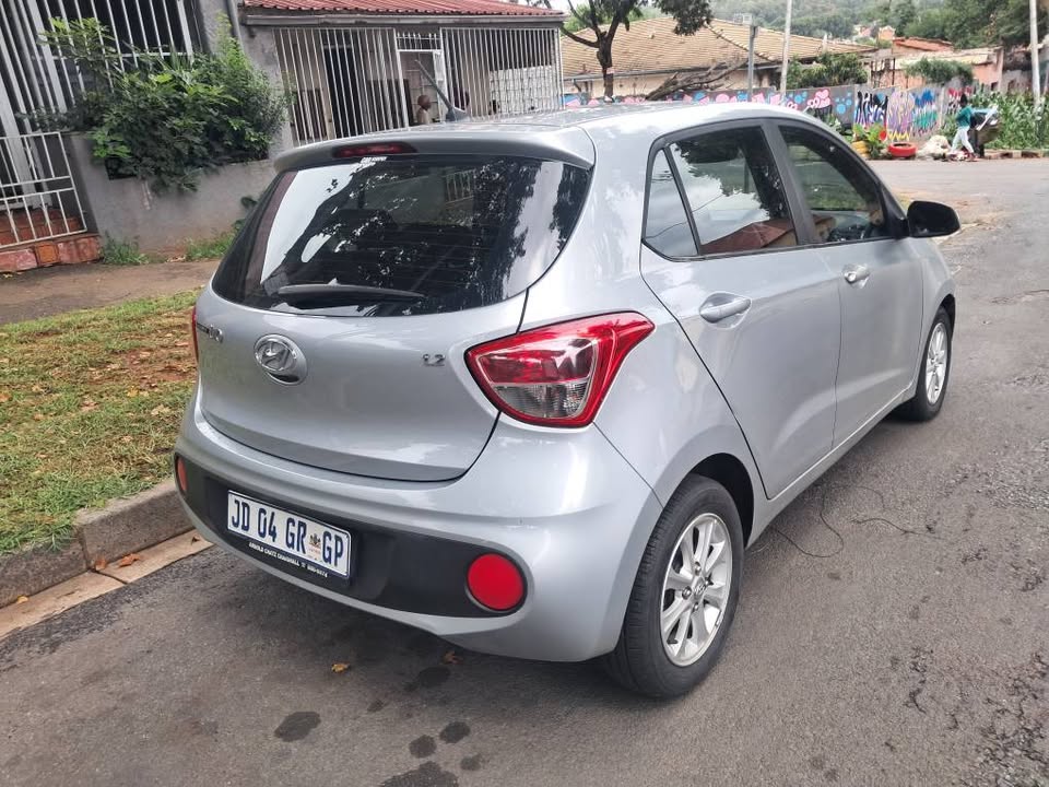 Hyundai i10 grand Silver 2019 for