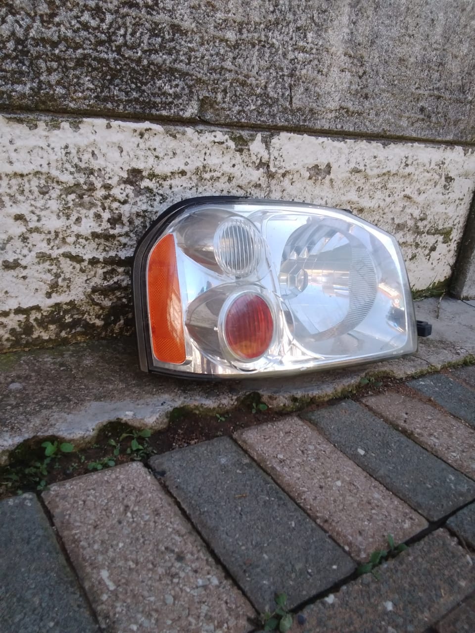 nissan np300 Right side headlight - Private Seller