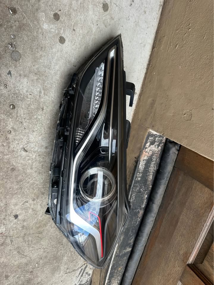 Hyundai Elantra left side xenon with module - Private Seller Hyundai Elantra left side xenon with module - Private Seller