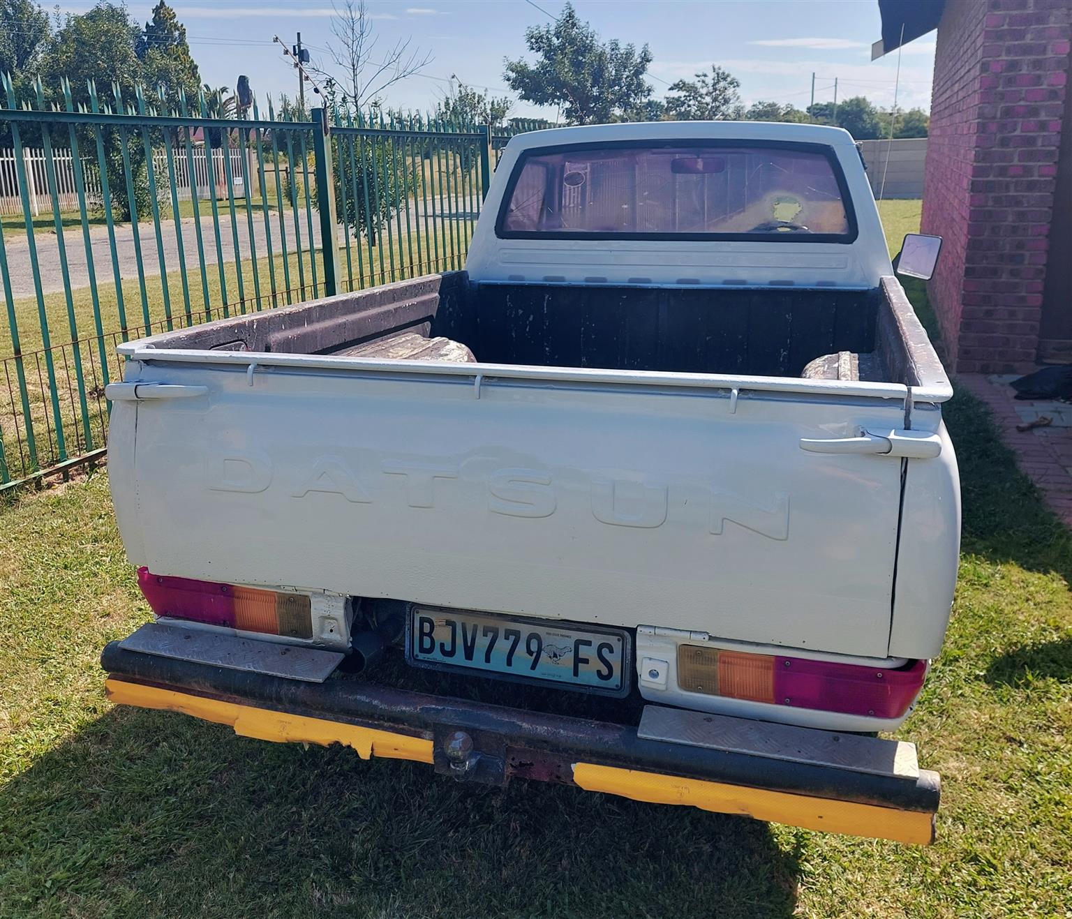 Datsun 1800 bakkie,white,1990 year model, manual transmission, petrol