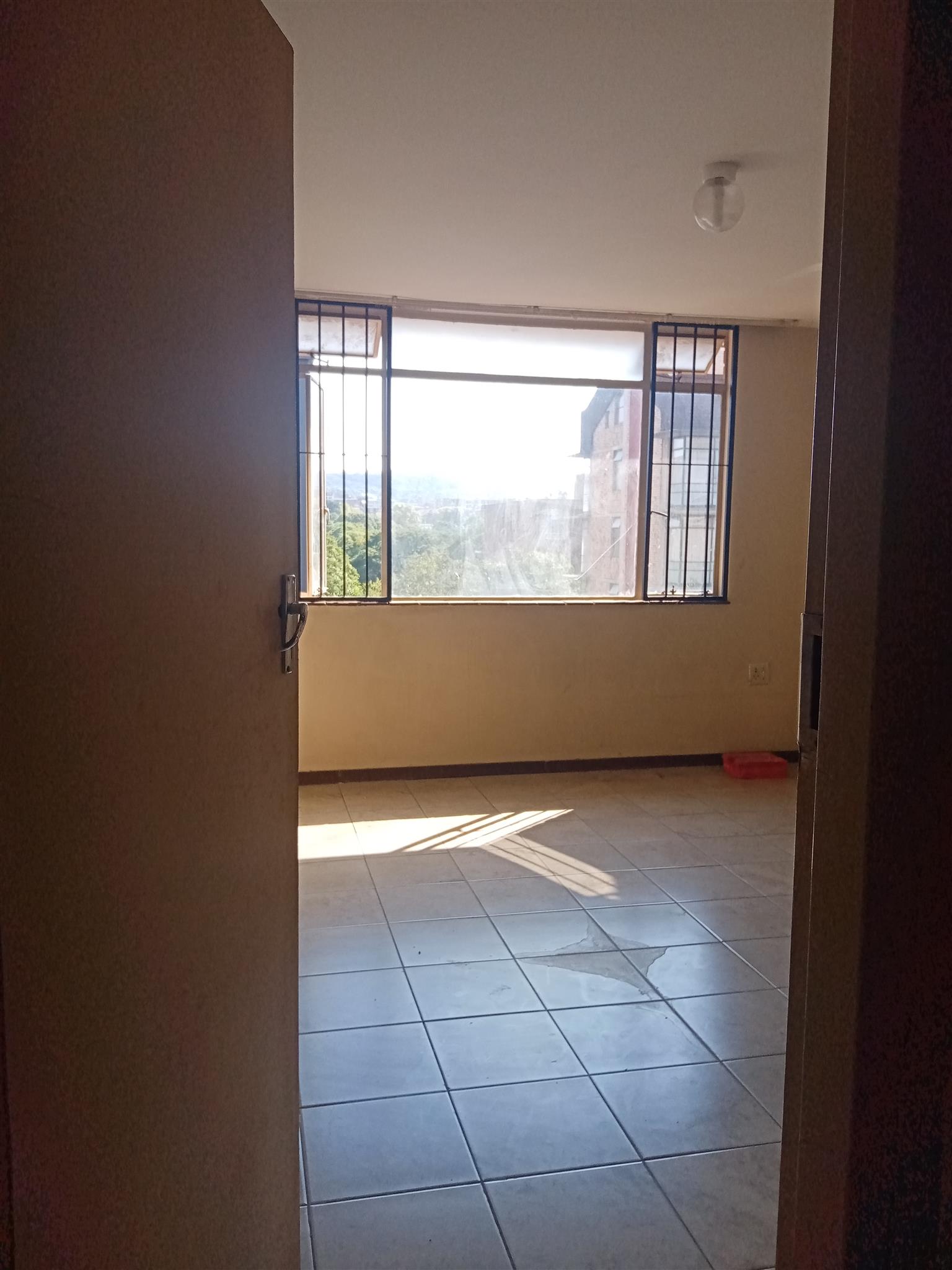 Large room to let in 4 bedroom flat