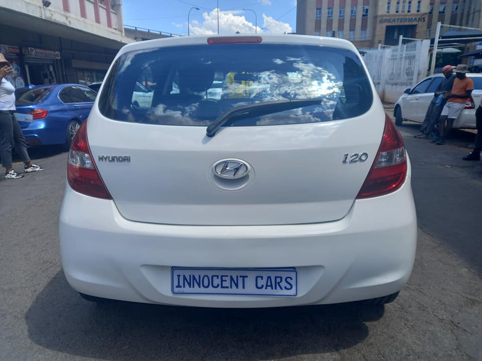 2012 HYUNDAI i20 PETROL,AUTOMATIC TRANSMISSION, WHITE COLOUR