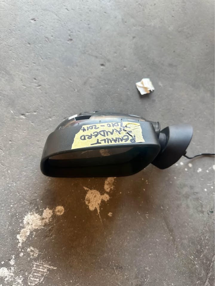 Renault sandero left side mirror - Private Seller Renault sandero left side mirror - Private Seller