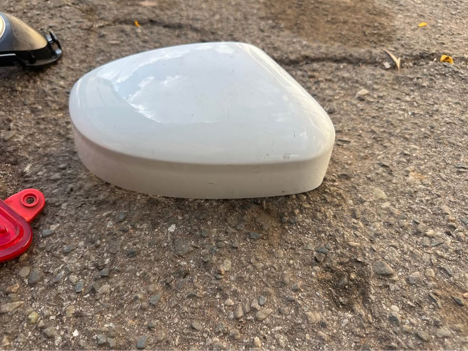 Ford focus 2010 upwards right mirror cover - Private Seller Ford focus 2010 upwards right mirror cover - Private Seller