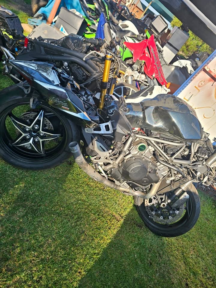 Kawasaki h2 stripping for spares - Private Seller Kawasaki h2 stripping for spares - Private Seller