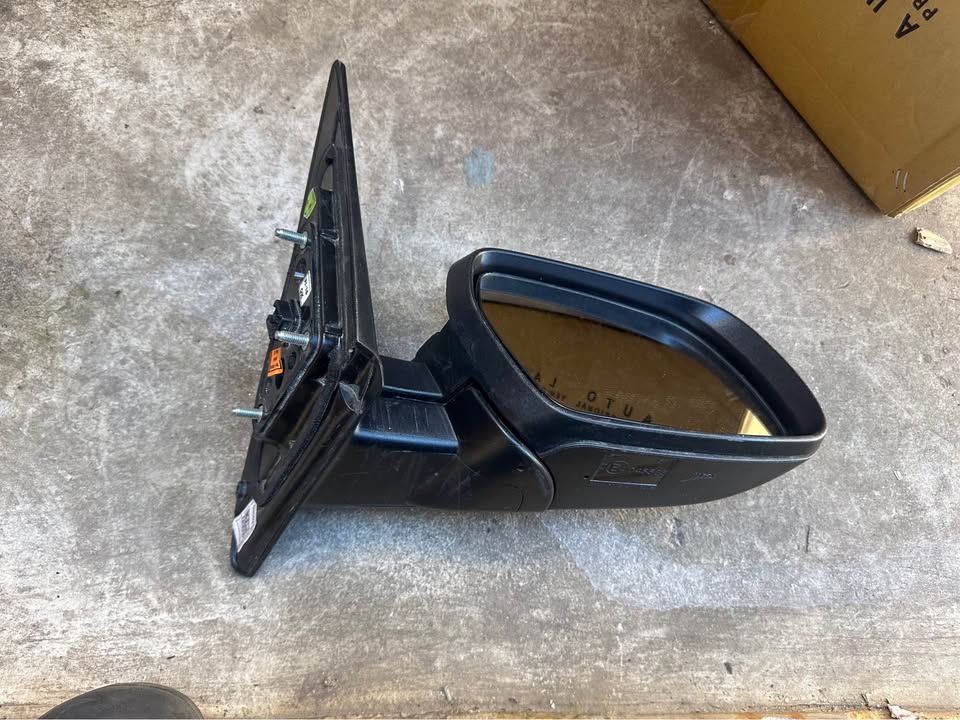 Hyundai venue right side mirror - Private Seller Hyundai venue right side mirror - Private Seller