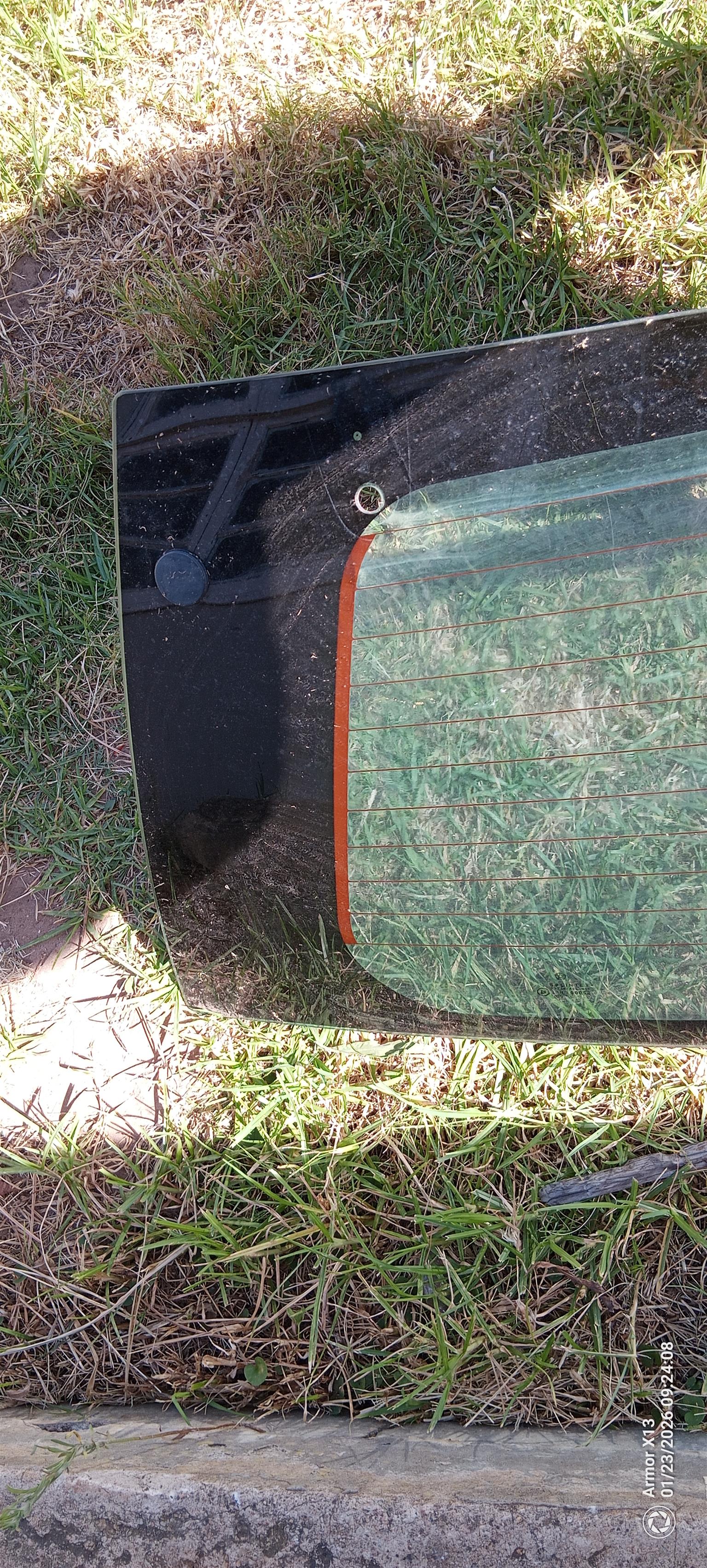 Jeep Grand Cherokee Rear Windscreen - Private Seller Jeep Grand Cherokee Rear Windscreen - Private Seller