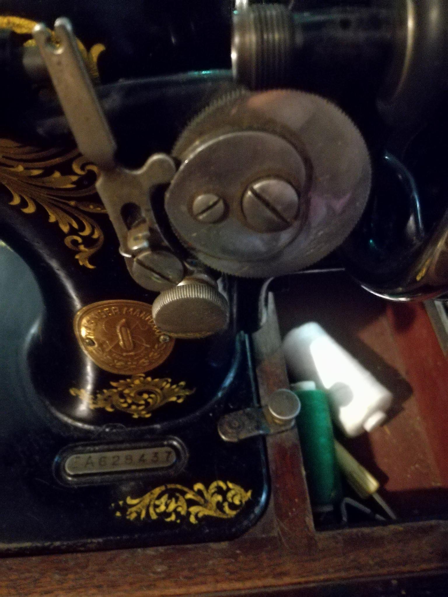 Antique Singer sewing machine | Junk Mail Marketplace