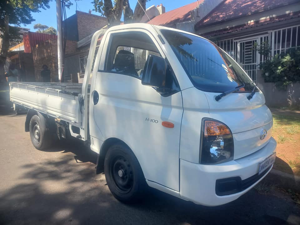 2015 HYUNDAI H100 BAKKIE 2.6 DIESEL, MANUAL, WHITE COLOR, MILEAGE 132000KMS
