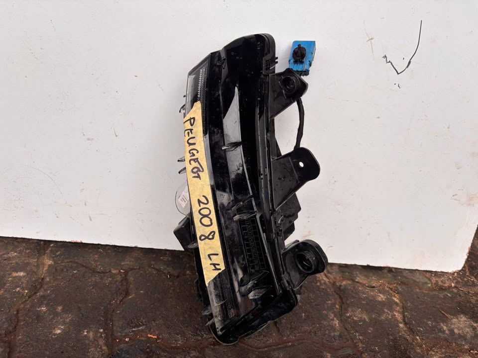 PEUGEOT 208 LEFT HAND SIDE HEADLIGHT - Private Seller PEUGEOT 208 LEFT HAND SIDE HEADLIGHT - Private Seller