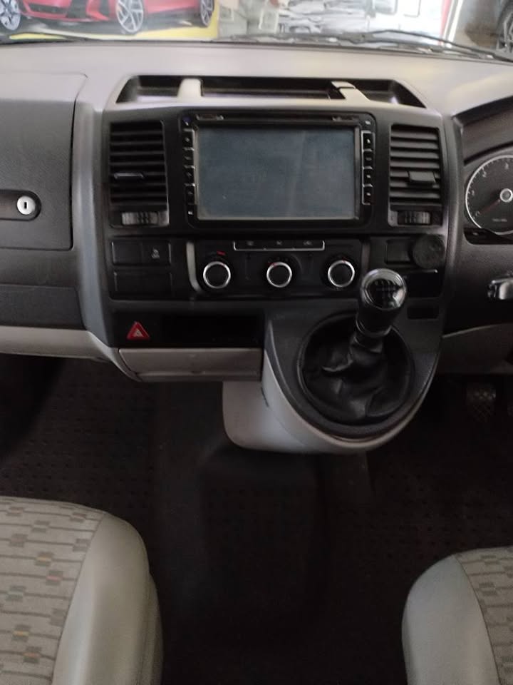 2011 VW TRANSPORTER 2.0D 9 SEATER MANUAL