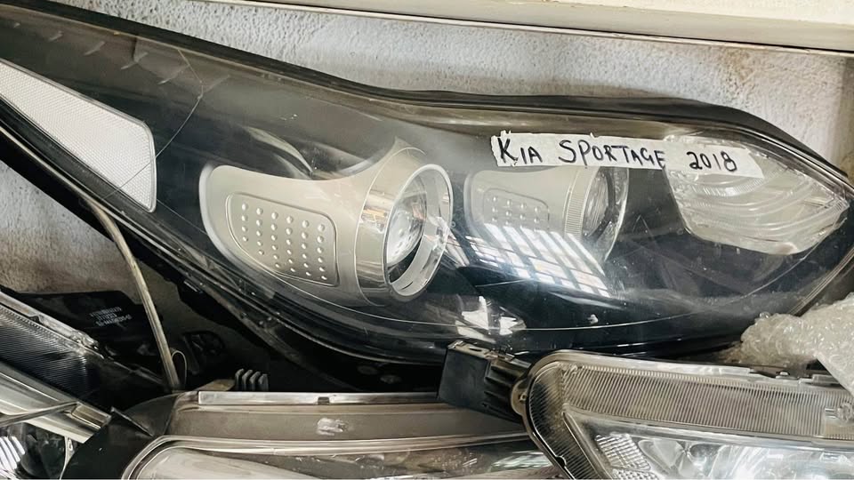 Kia Sportage headlight - Private Seller