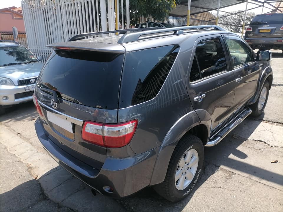 2010 Toyota Fortuner 3.0 D4D 4x2 seven seater with a leather seat and Automatic