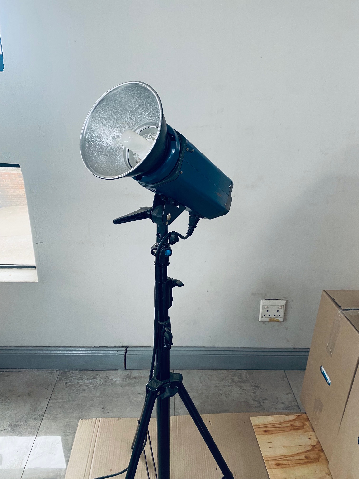 Photographic studio flash kits with soft boxes