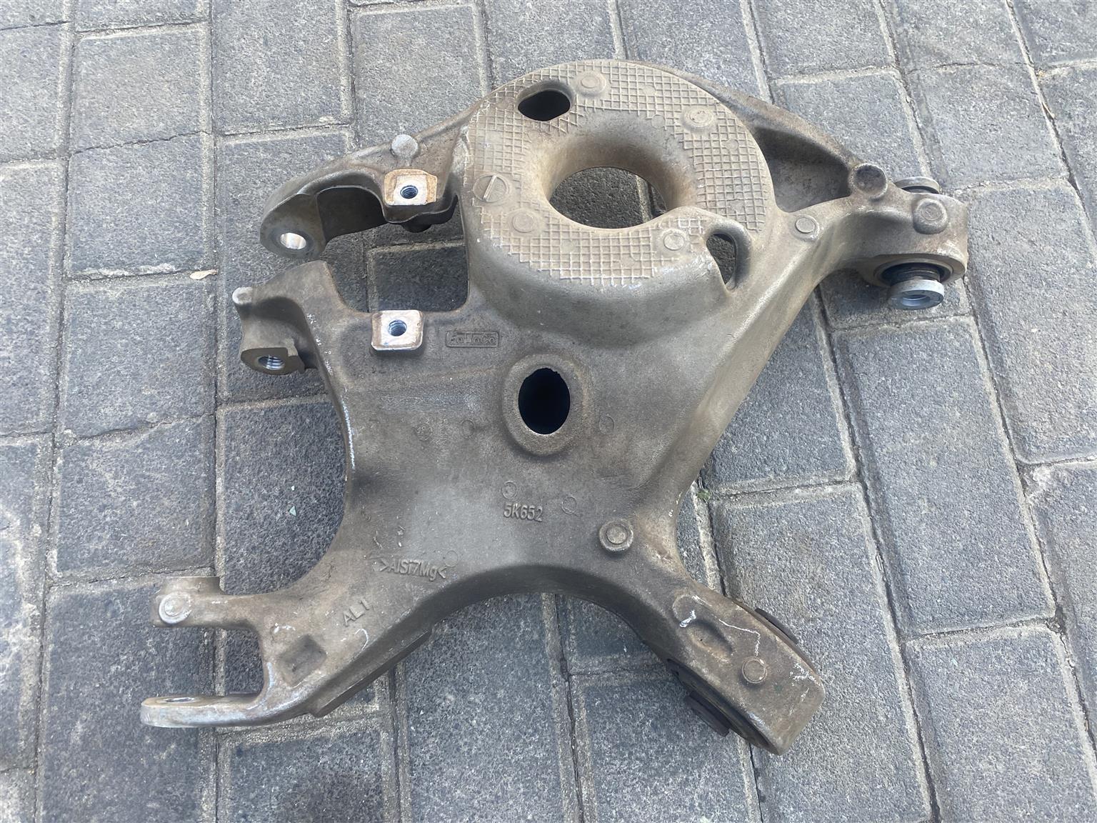 2023 FORD MUSTANG LEFT REAR CONTROL ARM FOR SALE. IN PRISTINE CONDITION