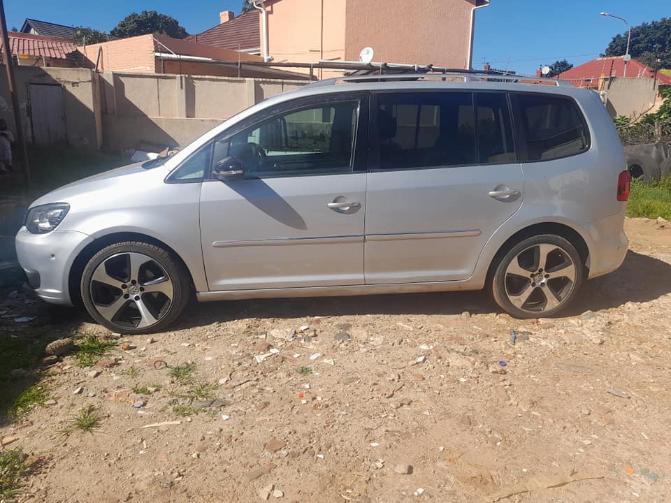 2014 VW Touran 2.0 Petrol 7 seats 92000km Panoramic Roof Available Call or whatsapp Leon