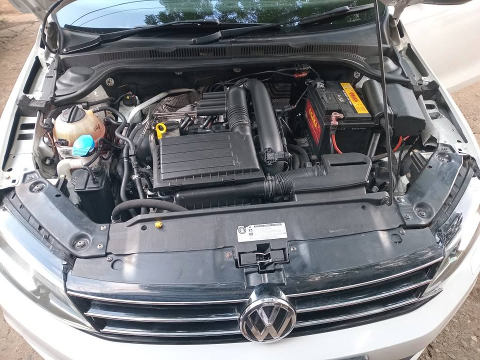 2017 VW Jetta 6 1.4TSi Automatic white color Sunroof