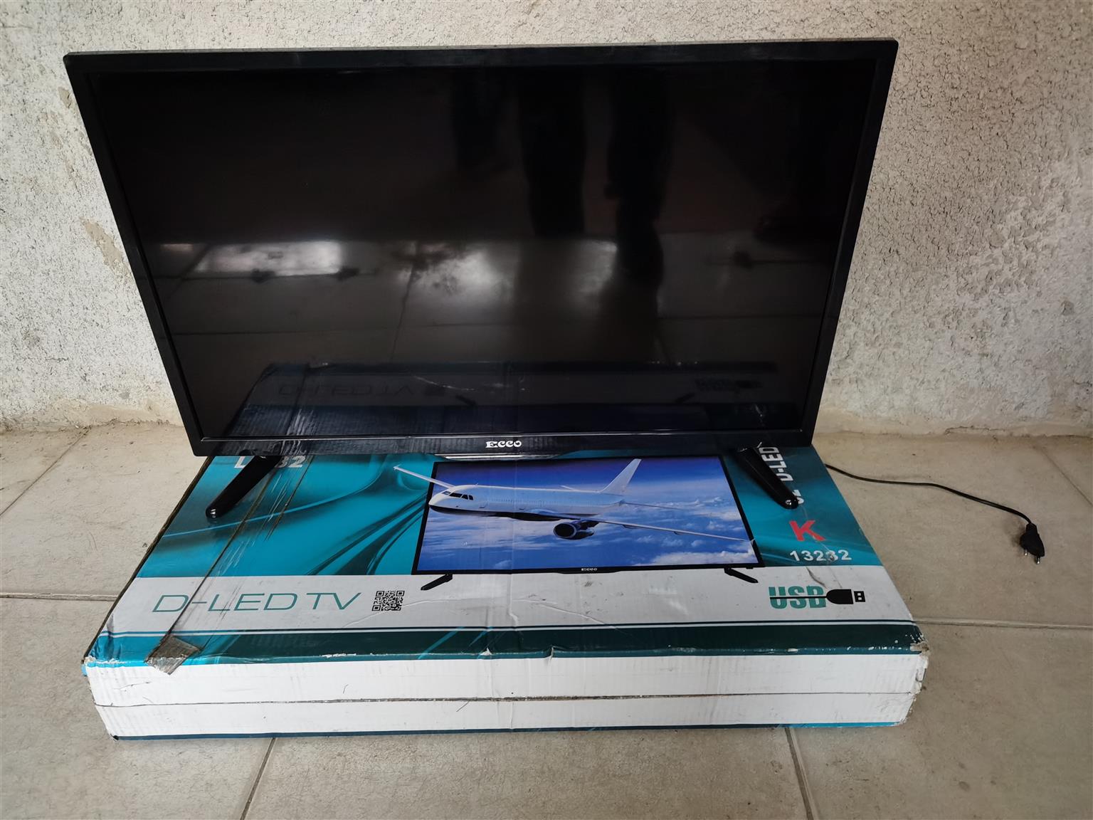 32 inch Ecco tv R1750 comes with wall mount