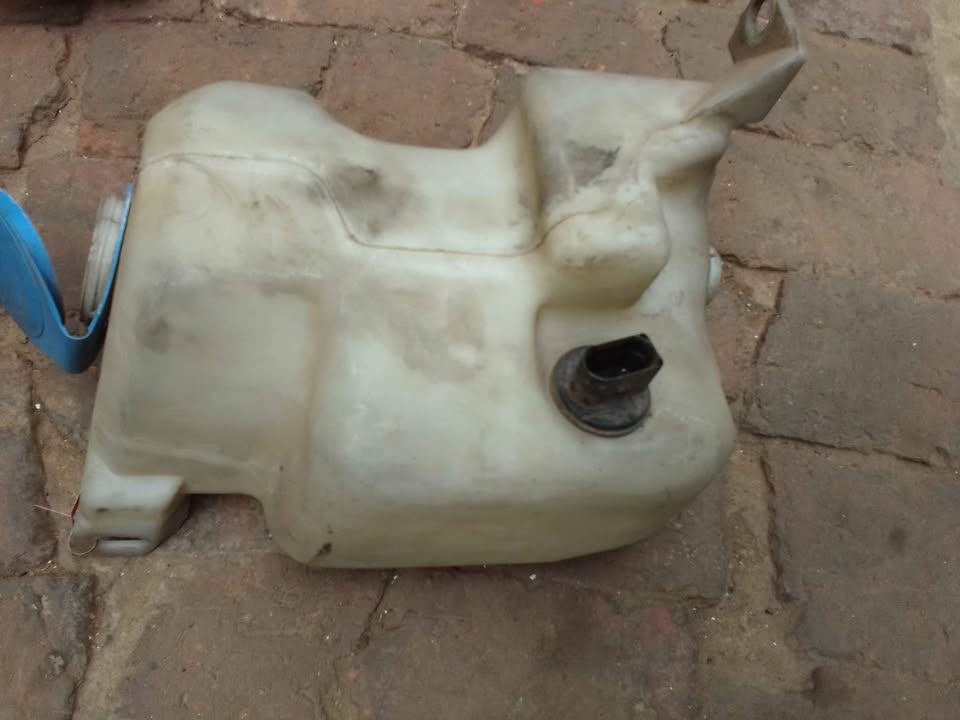 VW Jetta 4 washer bottle - Private Seller