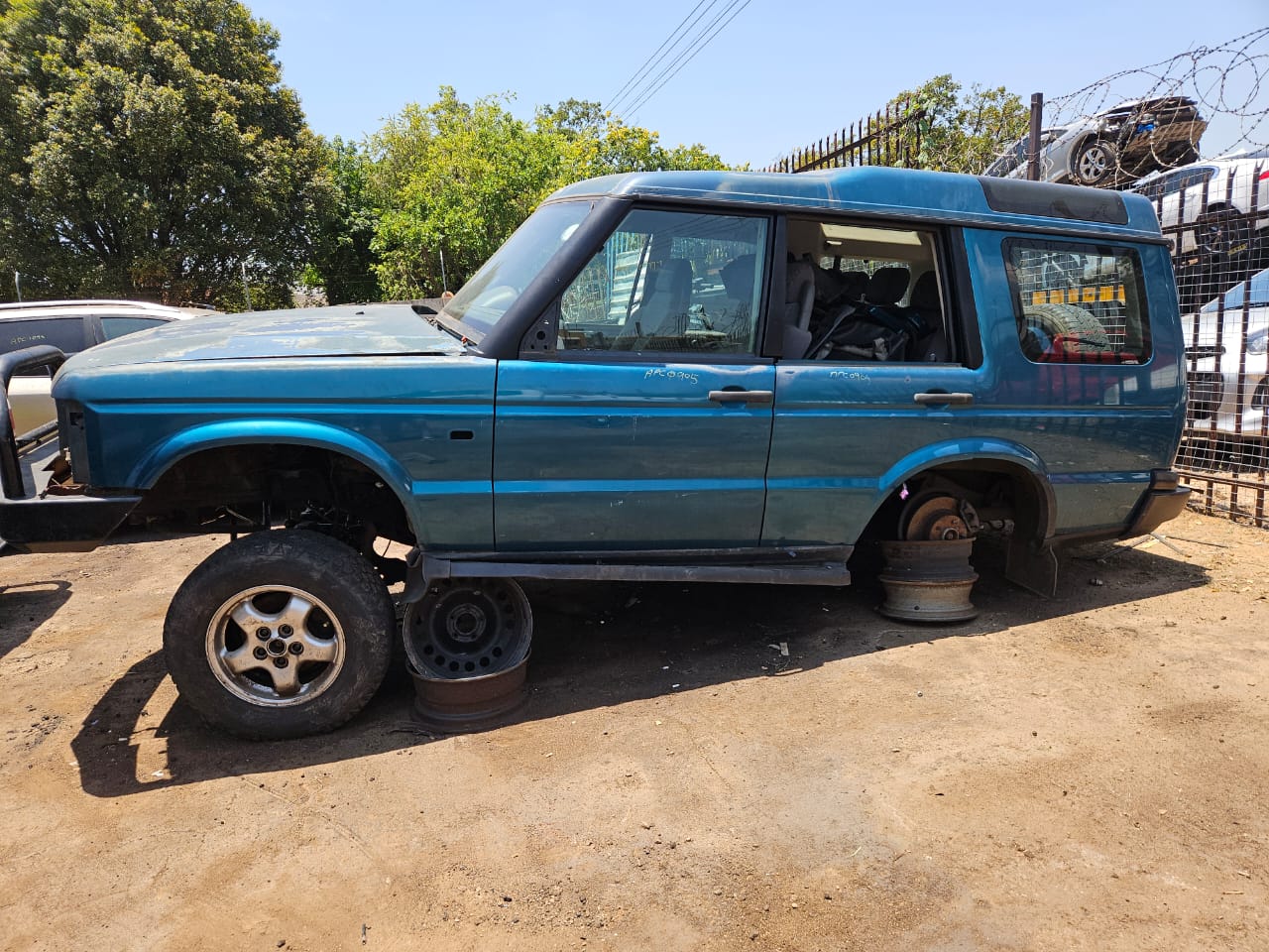 Land Rover Discovery TD5 2.5 2002 – Stripping for Spares