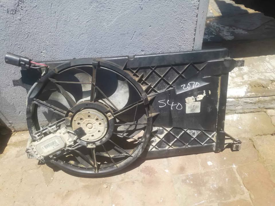 Volvo S40 2.0ltre 2010 Radiator fan for sale - Private Seller