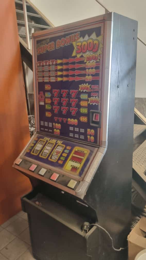 Unrestored Slot Machine – Unrestored Slot Machine –