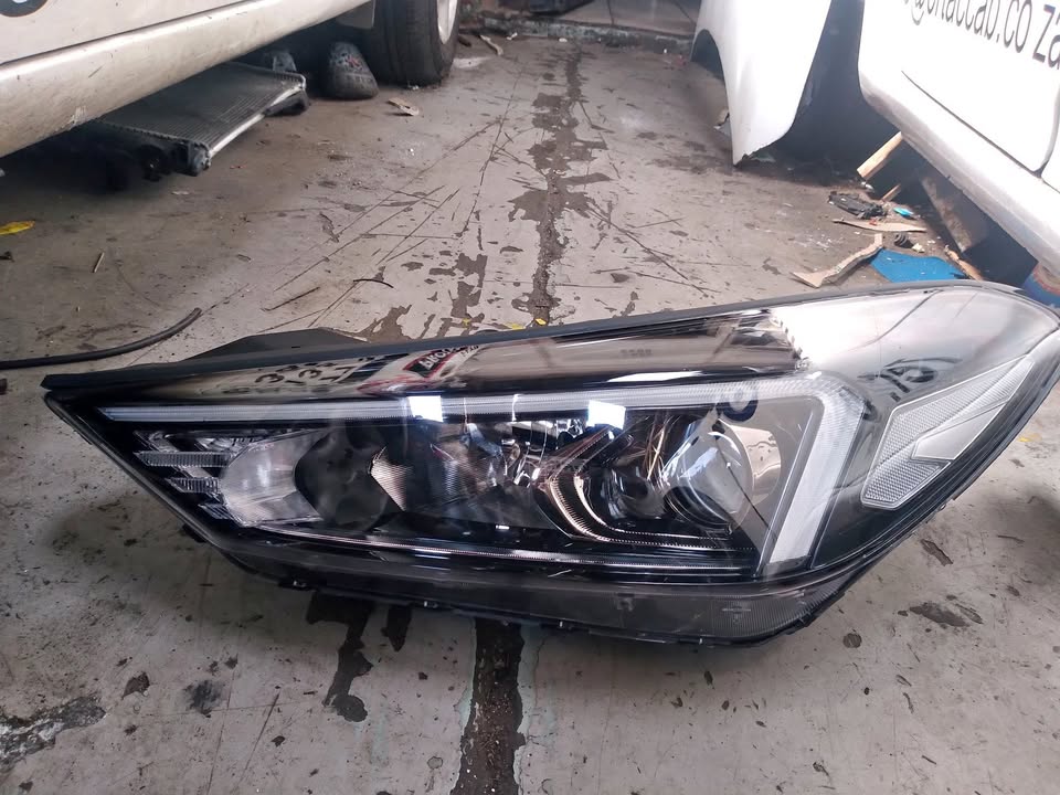 Hyundai Tucson Headlight for Sale - Private Seller Hyundai Tucson Headlight for Sale - Private Seller