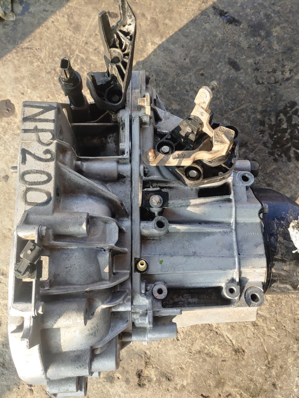 nissan np200 gearbox for sale