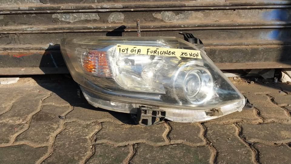 Toyota Fortuner headlight xenon headlight - Private Seller Toyota Fortuner headlight xenon headlight - Private Seller