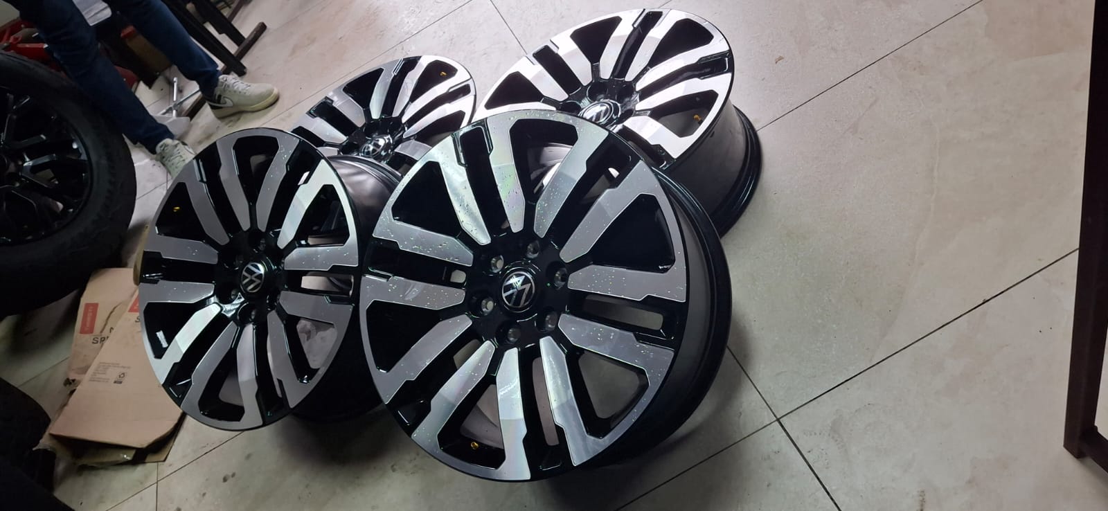 21inch VW Amarok 6holes original mags set for - Private Seller 21inch VW Amarok 6holes original mags set for - Private Seller