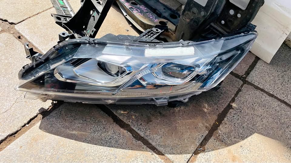 Mitsubishi Eclipse Cross headlight - Private Seller Mitsubishi Eclipse Cross headlight - Private Seller