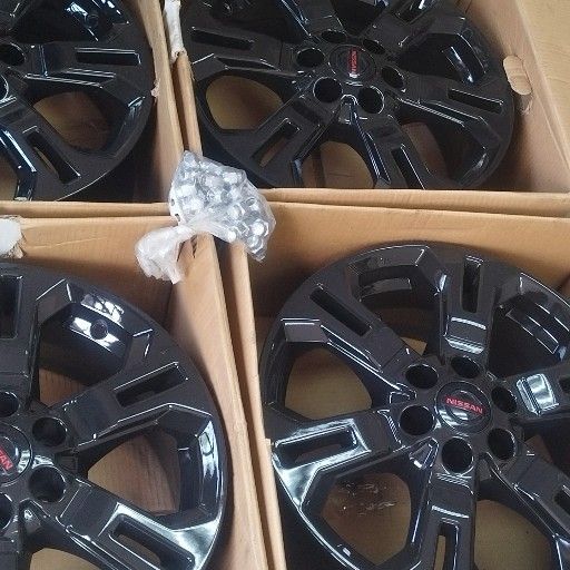 Nissan Navara black rims