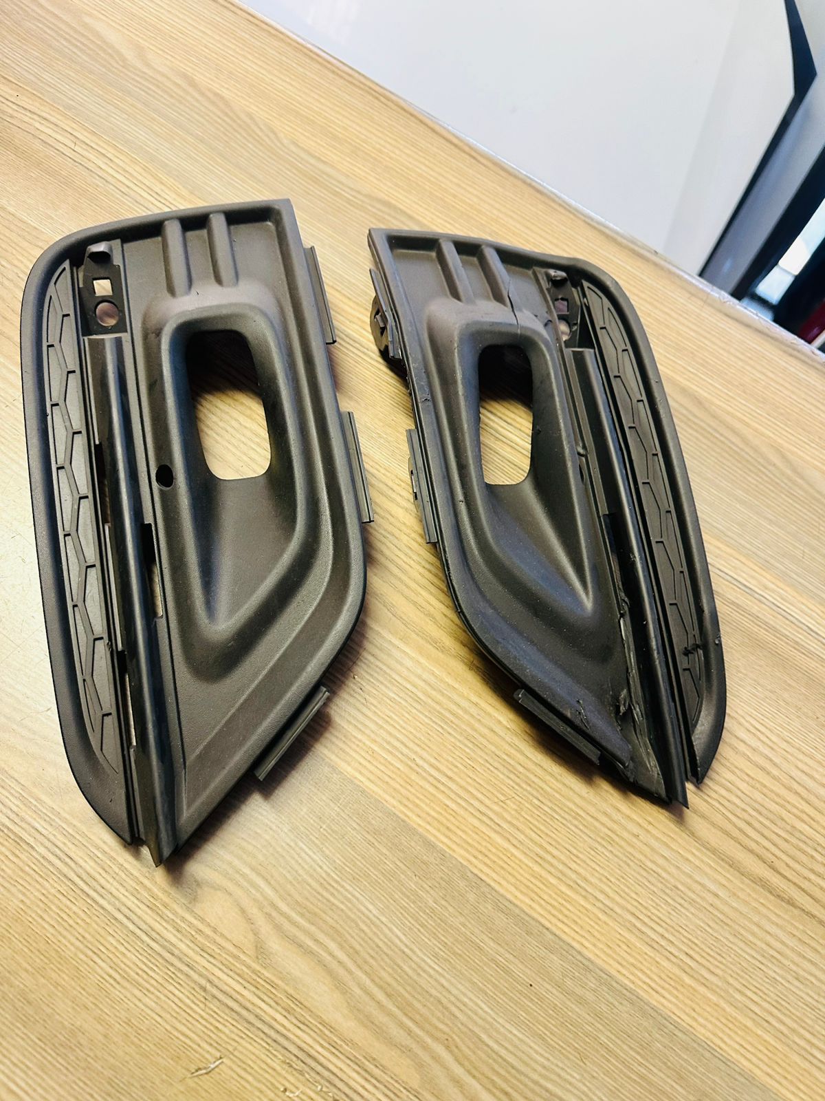 2020 RENUALT KOLEOS FOGLIGHT COVER LEFT AND RIGHT AVAILABLE FOR SALE - Private Seller 2020 RENUALT KOLEOS FOGLIGHT COVER LEFT AND RIGHT AVAILABLE FOR SALE - Private Seller