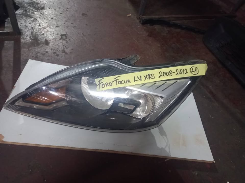 2008 - 2012 FORD FOCUS HEADLIGHT LEFT SIDE - Private Seller