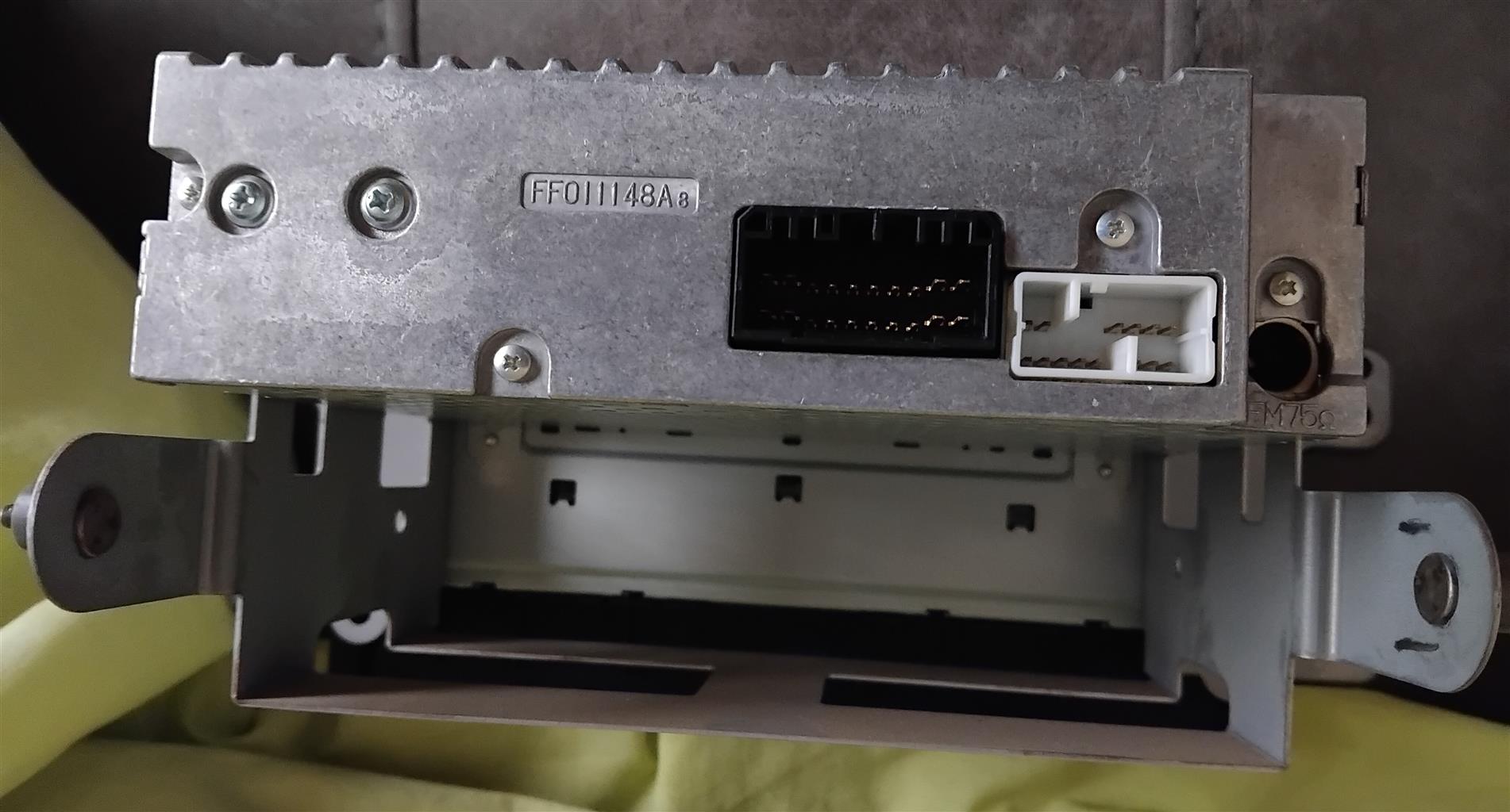 SUZUKI SK4 (2010) ORIGINAL CAR RADIO WITH CD PLAYER - Private Seller