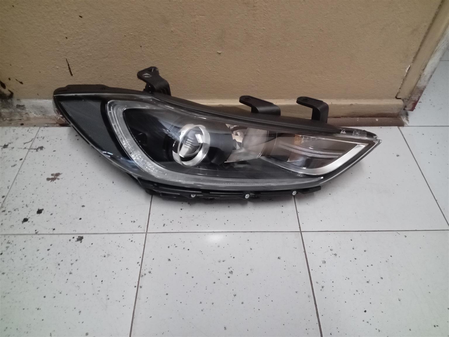 Hyundai Elantra headlight latest - Private Seller