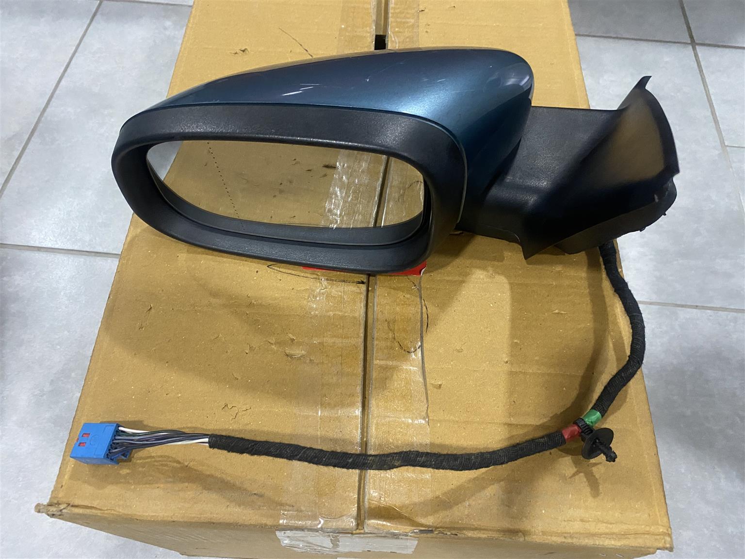 2010 VOLVO S40/V50 ELECTRONIC AUTO-FOLD DOOR MIRROR LEFT SIDE FOR SALE. - Private Seller 2010 VOLVO S40/V50 ELECTRONIC AUTO-FOLD DOOR MIRROR LEFT SIDE FOR SALE. - Private Seller