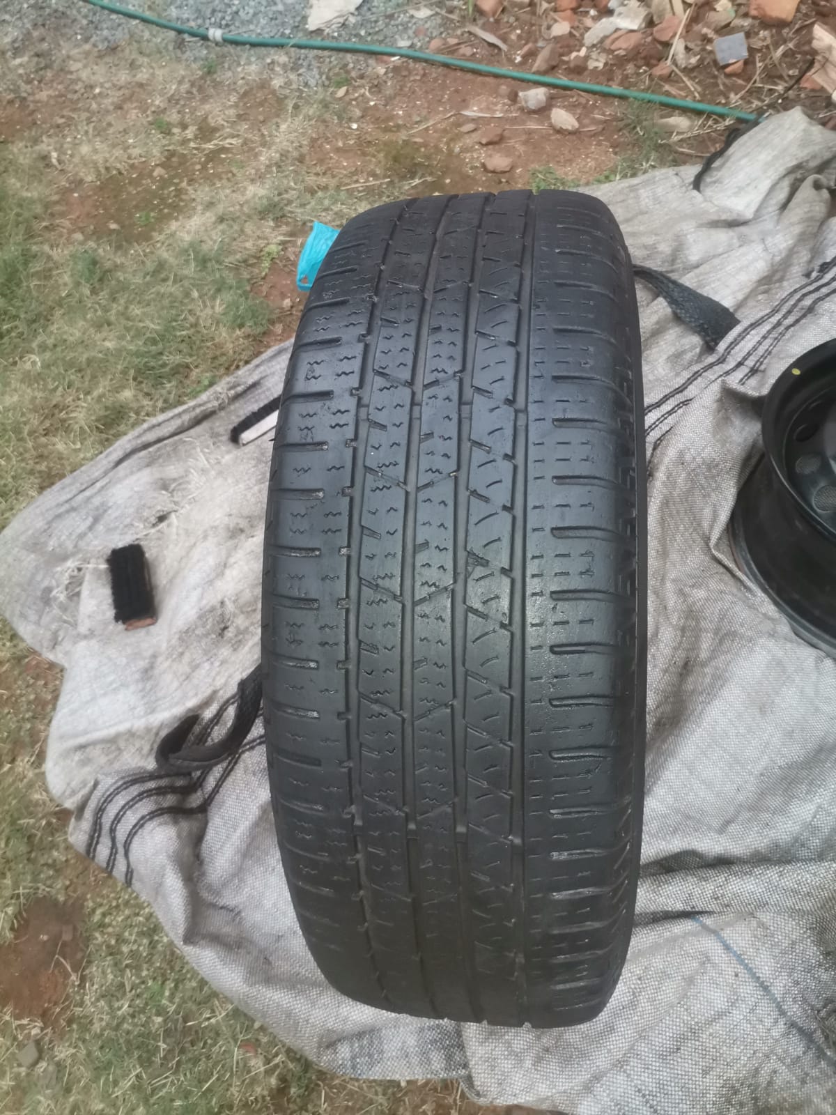 continental cross LX contact 215/65R16 tyre with 2 rims for sale - Private Seller continental cross LX contact 215/65R16 tyre with 2 rims for sale - Private Seller